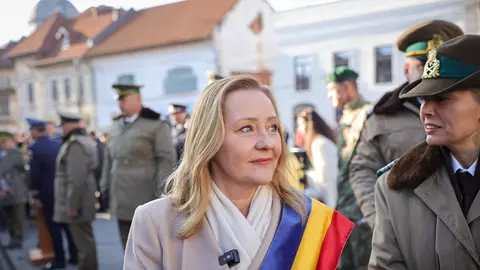 Care este povestea sacoului purtat de Elena Lasconi în campania electorală. „Este realizată de un meșteșugar din zona Gorjului”