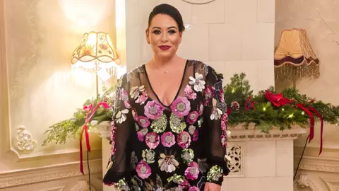 Cum și-a decorat Oana Roman bradul de Crăciun. Vedeta nu s-a zgârcit și a umplut pomul de flori artificiale și figurine mari cu reni albi