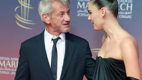 La 64 de ani, actorul Sean Penn s-a afișat oficial cu iubita tinerică. Cine e Valeria Nicov, care are 30 de ani