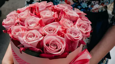 Cum să oferi un buchet de flori într-un mod care va fi ținut minte