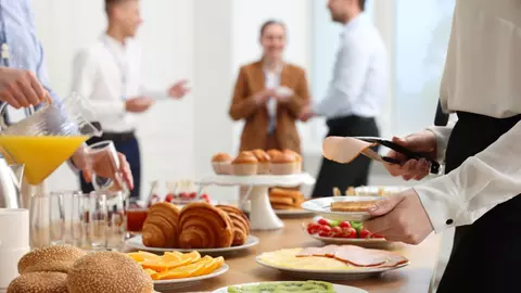 Organizarea evenimentului perfect la birou: de la decorațiuni la mâncare