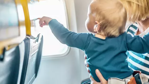 Sfaturi pentru cālătorii confortabile cu avionul alături de bebelușul tău 