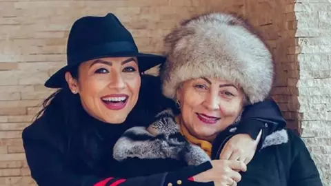 Andra, ieșire neașteptată la piață cu mama ei, în Câmpia Turzii. Cât de fericită e cântăreața în locurile natale