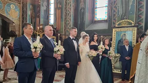 Ilie Bolojan, îndrăgostit. Cine este femeia enigmatică de la brațul lui? E de o frumusețe aparte și are o profesie nobilă