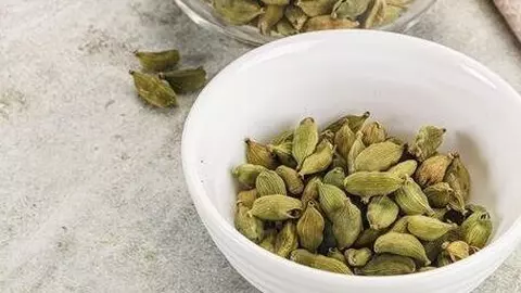 Condimentul ieftin care luptă împotriva cancerului. Are proprietăți anticancerigene și poate fi folosit la orice fel de mâncare