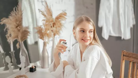 Parfumul ca simbol al feminității: Ce spun aromele despre personalitatea ta