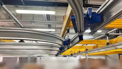 Rafturile metalice pentru umerașe industriale, o soluție excelentă pentru industria modei și curățătorii