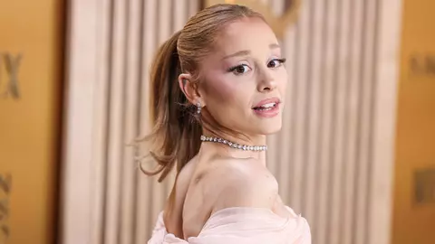 Ariana Grande, din ce în ce mai slabă. Fanii artistei sunt îngrijorați: „A devenit îngrijorător de slabă”. Cum a apărut pe covorul roșu la premiile Oscar