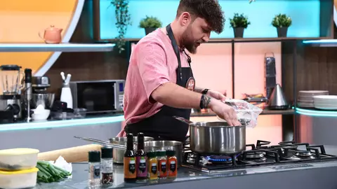 Bogdan Iancu, concurentul de la Chefi la cuțite 2025, care a gătit într-un restaurant din NewYork. „Kim Kardashian a comandat o săptămână întreagă”