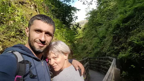 Ce gătește Dragoș Bucur atunci când soția lui nu este acasă. Actorul a prezentat pas cu pas rețeta. „Ce om minunat”
