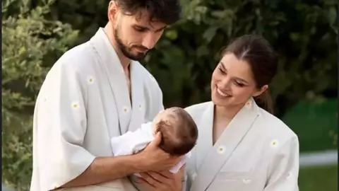Fiul lui Theo Rose a topit internetul. Cum a fost surprins Sasha pe platoul de filmare cu mama lui: „Sunt tare mândră de el”