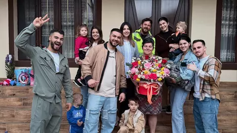 Mama Geta a împlinit 56 de ani. Ce surpriză i-au făcut copiii, nurorile, ginerii și nepoții: „Te iubim și te prețuim! Ești eroina noastră”