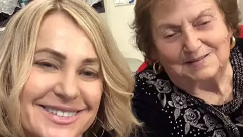Nadia Comăneci, în vizită în România, la mama ei. A fost surprinsă măturând și gătind o salată