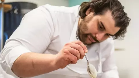 A slăbit 90 de kilograme în doar 8 luni. Dieta cu care Chef Matteo Grandi a avut rezultate garantate