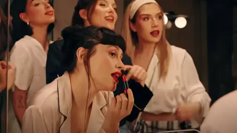 Oxygen semnează campania Avon Ultra, un manifest al culorii și al puterii feminine