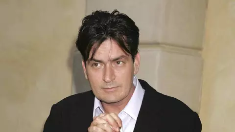 Charlie Sheen a revenit pe micul ecran, iar apariția lui a stârnit îngrijorare printre fani: „Vocea și înfățișarea lui s-au schimbat complet”