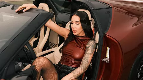 Cristina Ștefania, filmată într-un Ferrari din colecția lui Ion Țiriac. Iubita lui Speak are mare succes ca artistă