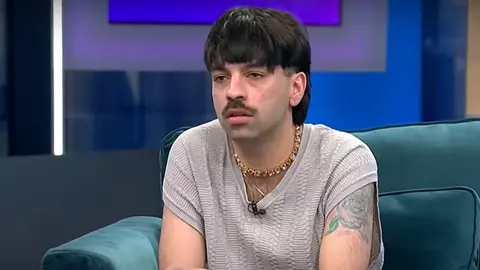 Cum arată garsoniera în care locuiește cu chirie David Pușcaș. Are o singură cameră, iar canapeaua a transformat-o în pat