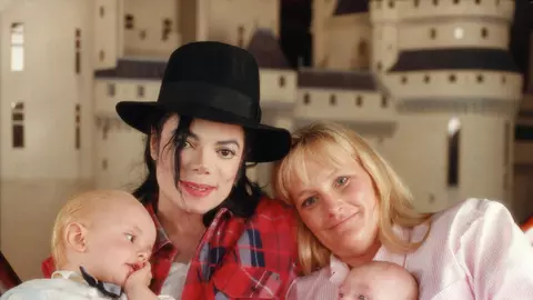 Debbie Rowe, mama lui Paris Jackson, apariție rară la 66 de ani. Cum arată astăzi fosta soție a lui Michael Jackson după lupta cu cancerul