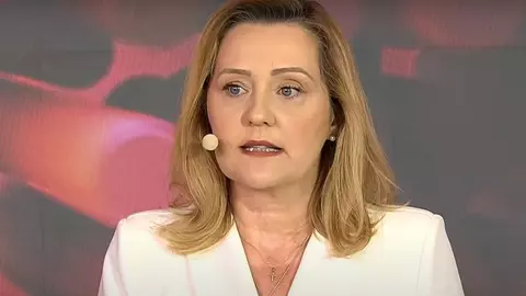 Elena Lasconi, îmbrăcată într-o rochie de la Andreea Raicu la dezbaterea electorală. Cât costă ținuta ei albă, foarte elegantă