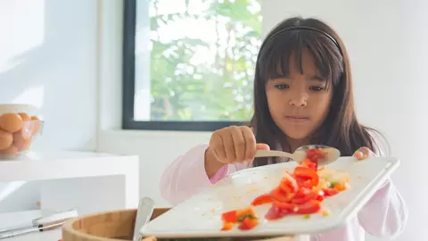 Gătitul împreună cu copiii: cum să transformi o rutină zilnică într-un moment de calitate