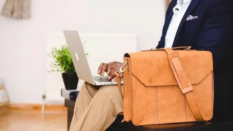 O geantă de laptop ca element de stil – cum să alegi una practică și la modă?