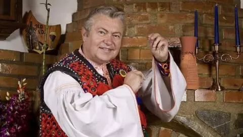 Gheorghe Turda iubește din nou la 77 de ani. Cu ce se ocupă partenera artistului de muzică populară. „E celebră”