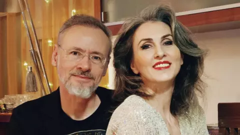 Cine îi face costumul de ginere lui Mihai Albu și ce pantofi va purta partenera designerului în ziua nunții. „Ca orice femeie, îi place să se răsfețe”