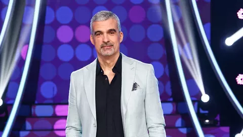 Reacția lui Aurelian Temișan atunci când a văzut afișele electorale cu George Simion și Nicușor Dan, lângă cel în care apare soția lui. „Liber la distracție”