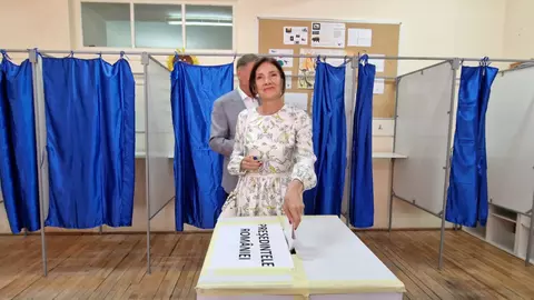 Toți ochii pe Carmen Iohannis la vot, la Sibiu. Cât costă rochia purtată de soția lui Klaus Iohannis și unde a mai apărut cu ea