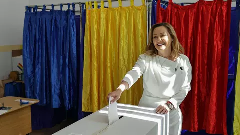 Gestul făcut de Elena Lasconi față de Cătălin Georgescu, soțul ei, la secția de votare. A impresionat și cu rochia ei de 1.000 de lei