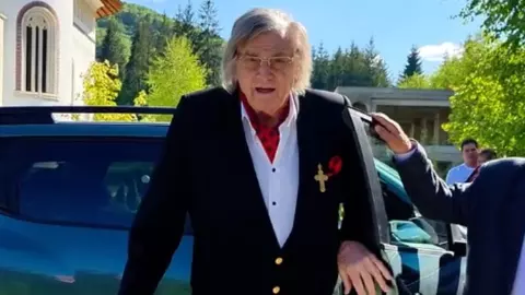 Florin Piersic, apariție emoționantă la Putna, alături de Sofia Vicoveanca. Actorul s-a deplasat cu ajutorul unei cârje