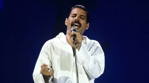 Cine e și cu ce se ocupă fiica secretă a lui Freddie Mercury. Dezvăluirea a fost făcută într-o nouă biografie, la 33 de ani de la moartea lui