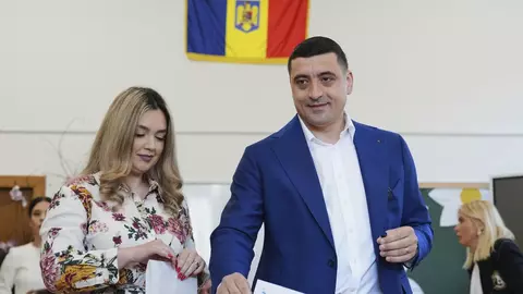Alegeri prezidențiale 2025. George Simion, la vot cu Călin Georgescu și soțiile lor. Neașteptat ce au scandat oamenii