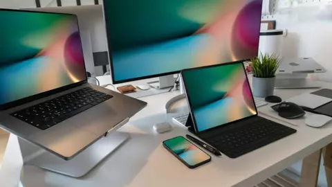 Laptop vs PC: Care alegerea potrivită pentru nevoile tale?