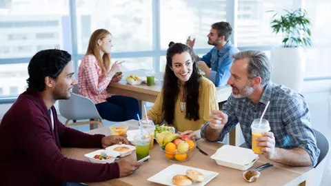 Cum să-ți optimizezi mesele de la birou: sfaturi simple pentru o alimentație sănătoasă la job