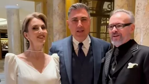 Mihai Albu și Elena Nechifor s-au căsătorit religios, iar petrecerea a avut loc într-un cadru de poveste. Romanița Iovan și Mihaela Borcea nu au lipsit