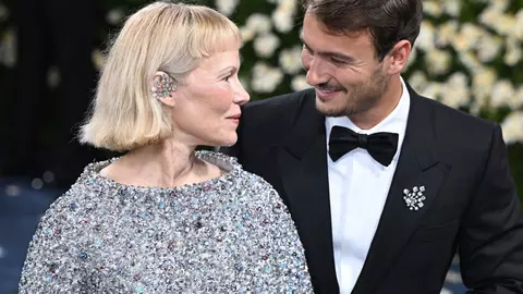 Pamela Anderson, de nerecunoscut la Met Gala 2025. S-a tuns scurt și a fost în centrul atenției