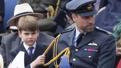 Prințul Louis, în centrul atenției alături de familia regală britanică. A tras de uniforma tatălui lui, un gest care a stârnit amuzamentul fanilor