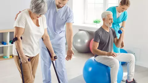De ce recuperarea într-o clinică specializată este esențială după o intervenție la coloană?