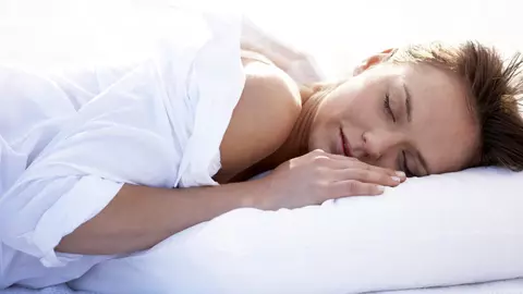Alimente care te ajută să dormi mai bine noaptea. Gustări simple care îți pot îmbunătăți calitatea somnului