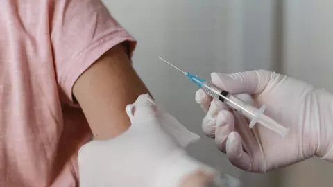 Vaccinare gratuită anti-HPV la fete și băieți cu vârste între 11 și 26 de ani. Legea a fost adoptată de Parlament
