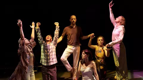 NIMIC NU E ÎNTÂMPLĂTOR, un spectacol inspirat de teatralitatea constelațiilor familiale