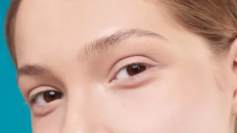 Acidul hialuronic în îngrijirea tenului – sub ce formă să îl alegi: ser, cremă sau mască de față