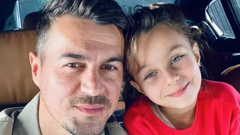 Doar ei doi, din nou. Cum au apărut Adrian Alexandrov și fiica lui, la serbarea școlară. Când ar putea fi eliberată Elena Udrea
