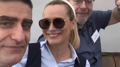 Imagini cu Andreea Esca îmbrăcată în școlăriță. Cum a apărut la reuniunea cu colegii de liceu
