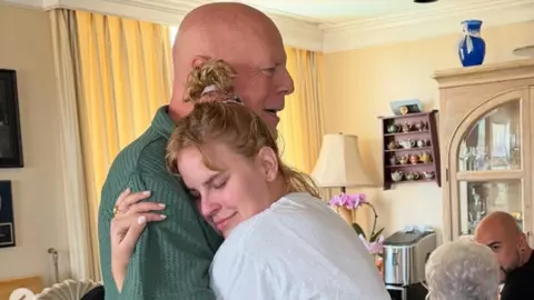 Fiica lui Bruce Willis, criticată după ce a publicat poze noi cu tatăl ei. Tallulah rupe tăcerea și  explică de ce a împărtășit imagini de familie