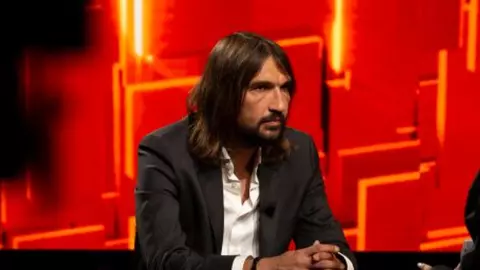 „Mi-a luat nevasta!”. Dan Alexa rupe tăcerea și face acuzații directe după ce a filmat-o pe soția Andrada ieșind din casa lui Alex Bodi