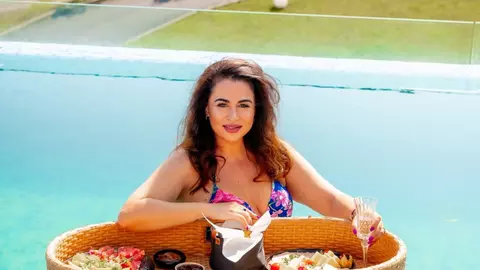 Cum arată camera din Franța în care s-au cazat Oana Roman și fiica ei. „Să vă arăt ceva ce au francezii mai ieșit din comun”