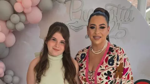 Isabela, fiica Oanei Roman, a încheiat ciclul primar cu emoții și aplauze. Vedeta i-a fost alături la banchet